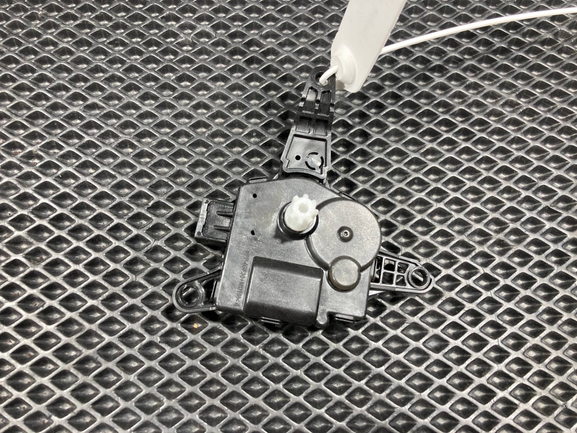 Моторчик заслонки печки Kia K5 3 2020 OEM EA1F0-DN8AA03