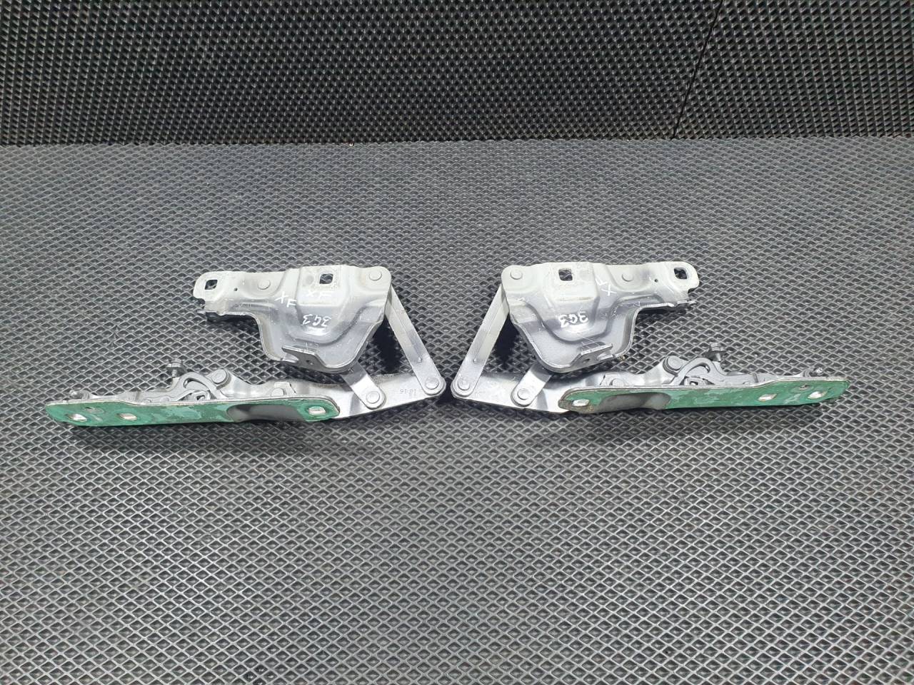 петля капота Jaguar XE 1 поколение X760 2015, 2.0 л., 204PT, бензин, АКПП, седан, GX7316801AE, GX7316800AE, T2H12980, T2H12981 - фото №1