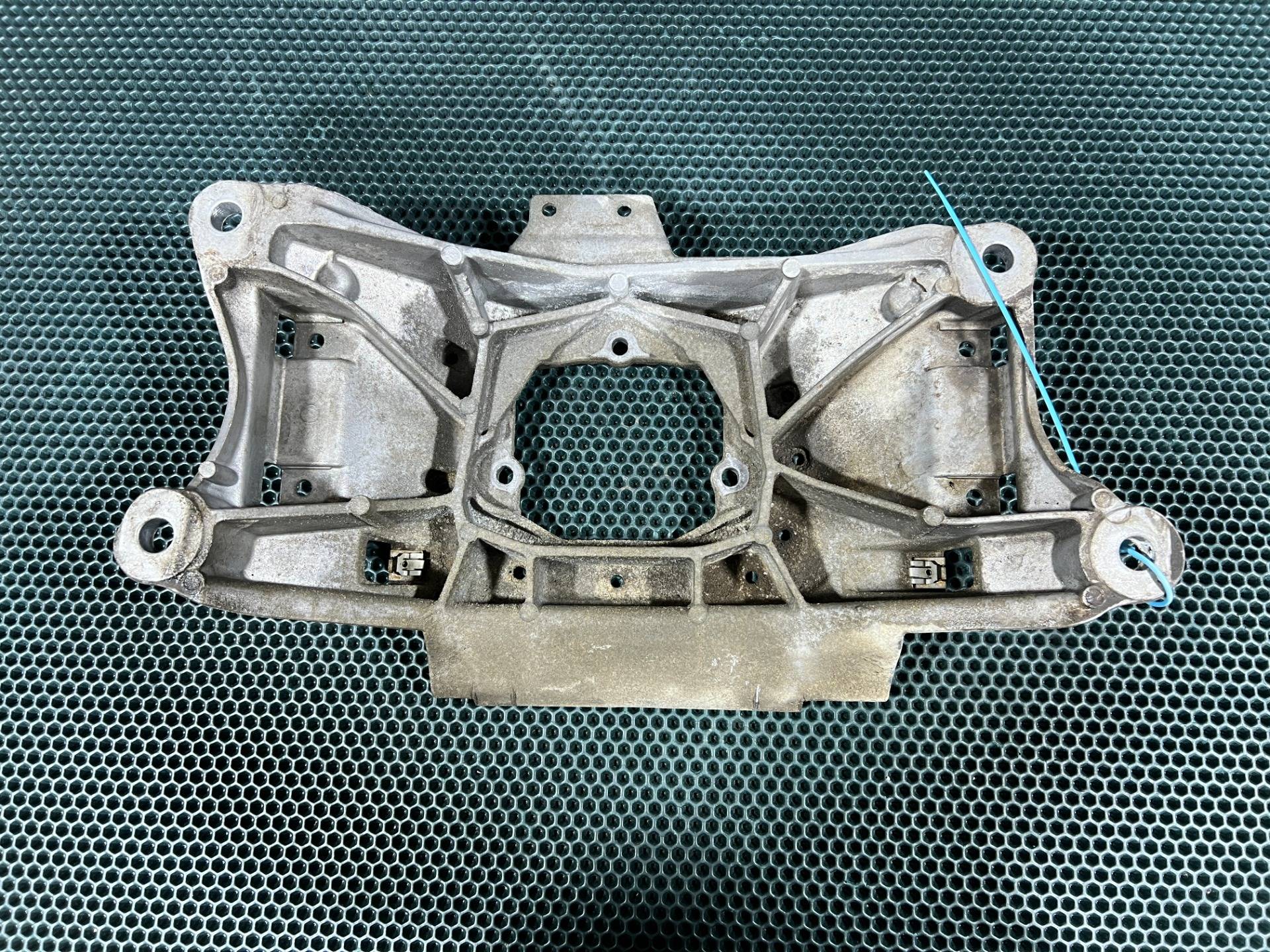 Кронштейн Кпп Porsche Macan 2-й рестайлинг 2022 OEM 95B399263