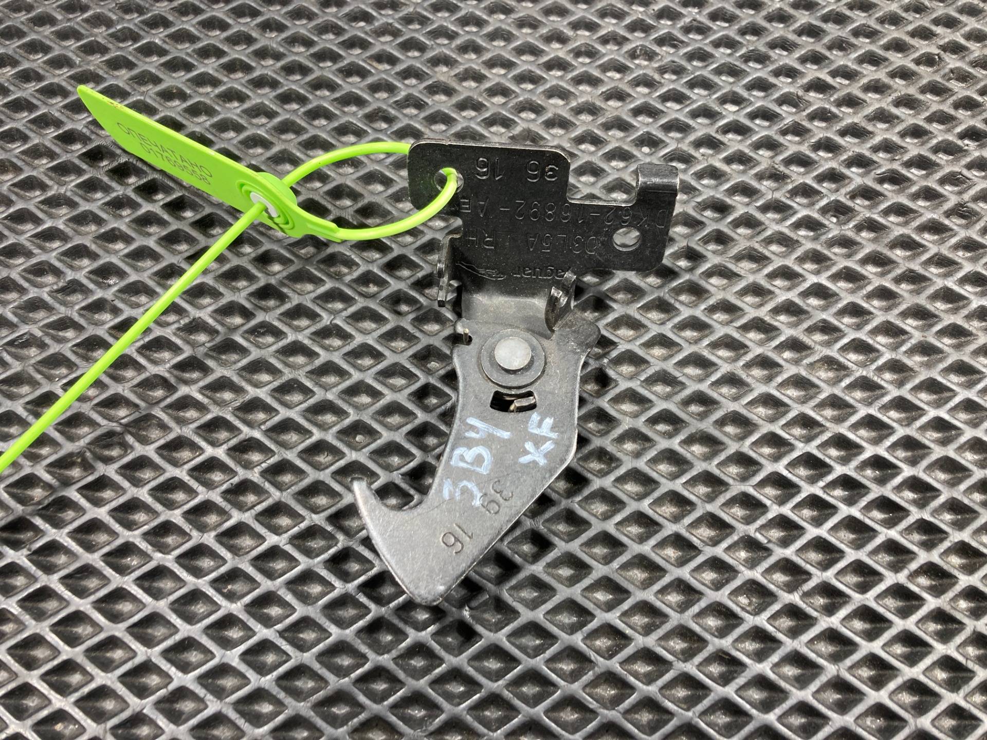 Крюк капота Jaguar F-Pace рестайлинг 2015 OEM DK6216892AE, LR056513, LR122949, T2H41038