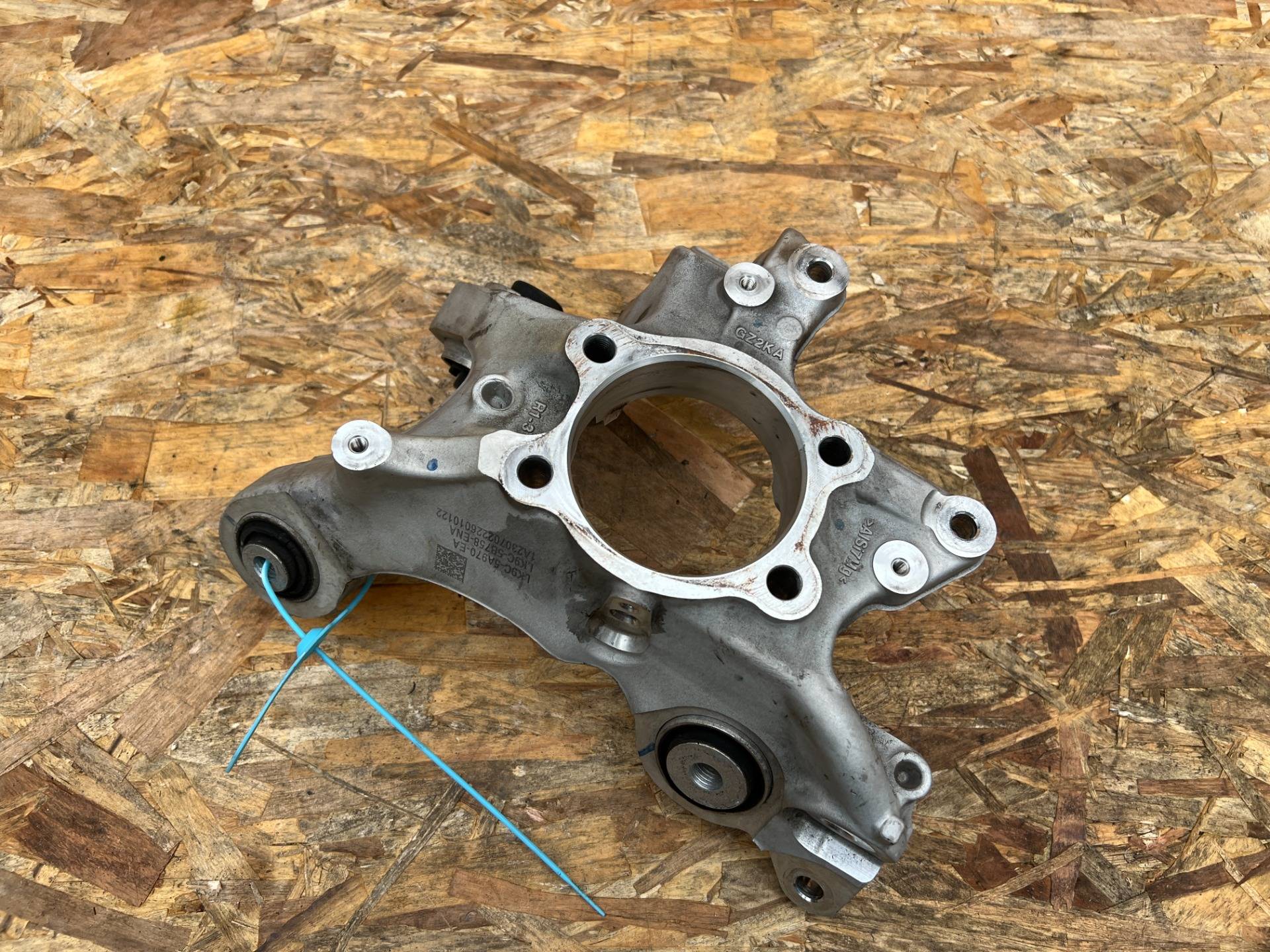 кулак задний правый Ford Mustang Mach-E 2023 OEM LK9C5A970EA, LK9C5B758ENA