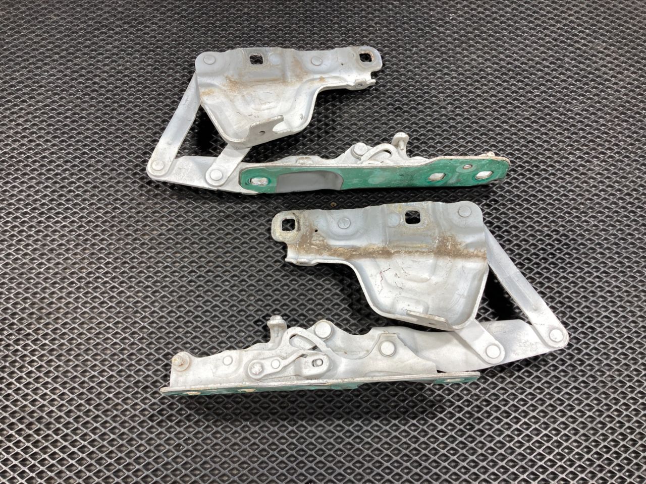 петля капота Jaguar XE 1 поколение X760 2017, 2.0 л., 204PT, бензин, АКПП, седан, GX7316801AE, GX7316800AE, T2H12980, T2H12981 - фото №1