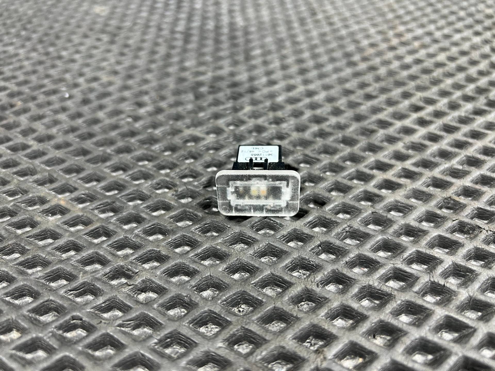 Фонарь салона (плафон) Audi S8 D4 2013 OEM 36112655
