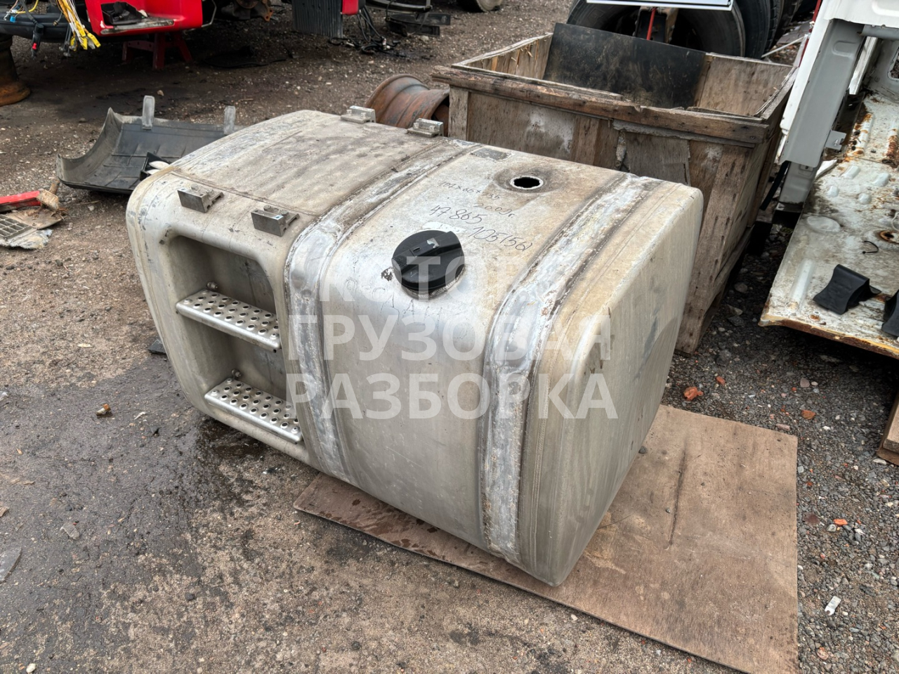 бак топливный MAN TGX 1 поколение 2014, 12.4 л., D 2676 LF 26, дизель, АКПП, красный, 2005102 - фото №1
