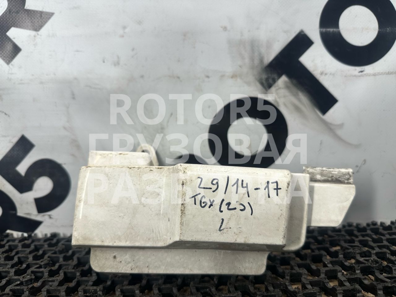 накладка петли двери правая нижняя MAN TGX 1 поколение 2014, 12.4 л., D 2676 LF 26, дизель, АКПП, 81624100180 - фото №1