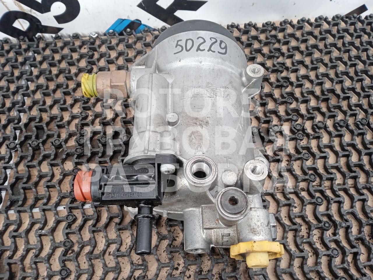 корпус топливного фильтра MAN TGA 1 поколение 2007, 10.5 л., D 2066 LF 01, дизель, 51125017277 - фото №1