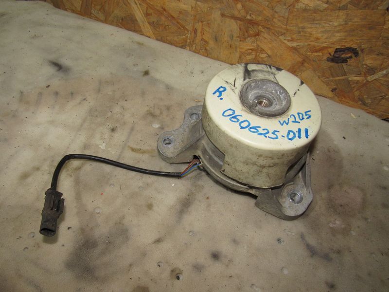 подушка крепления двигателя Mercedes-Benz C-Класс W205/S205/C205 2015, 2.2 л., дизель, универсал, A2052405217 - фото №1