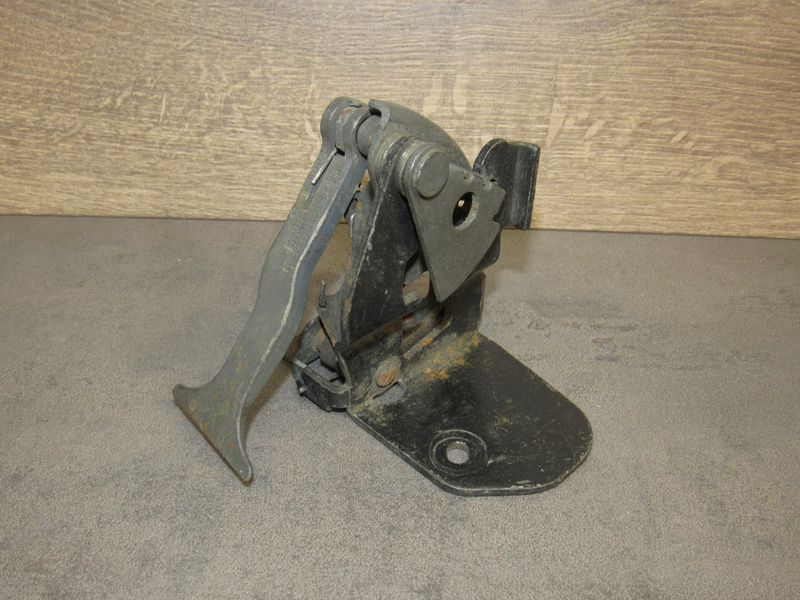 захватный крюк капота Mercedes-Benz C-Класс W203/S203/CL203 2003, A2038800264 - фото №1