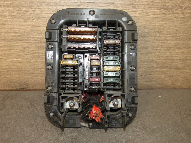 блок предохранителей Mercedes-Benz C-Класс W205/S205/C205 2016, A2225403150 - фото №1