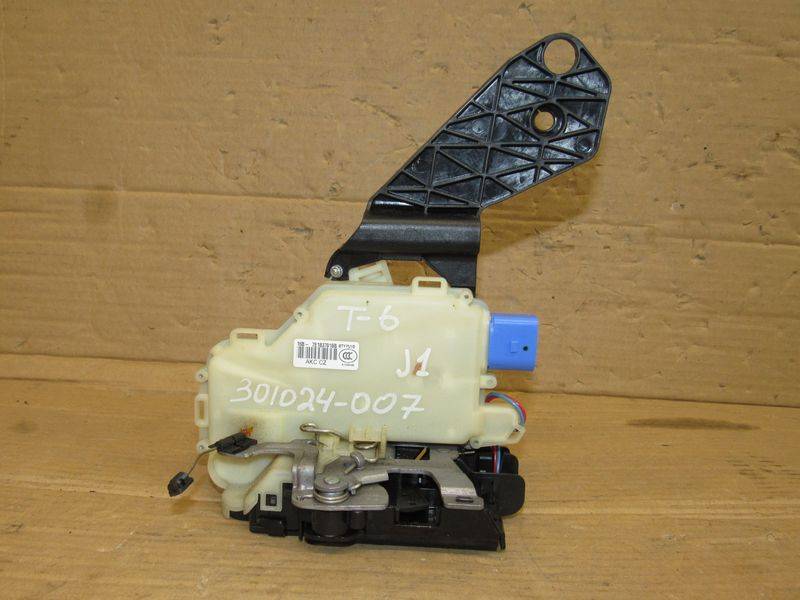 замок двери передней правой Volkswagen Multivan T6 2017, 7E1837016B - фото №1