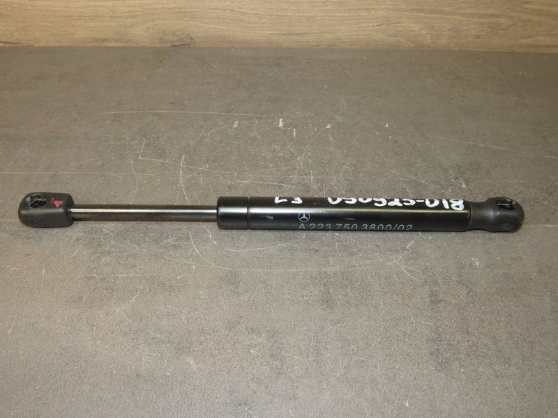 амортизатор крышки багажника (3-5 двери) Mercedes-Benz S-Класс W223 2021, 4.0 л., дизель, A2237503800 - фото №1