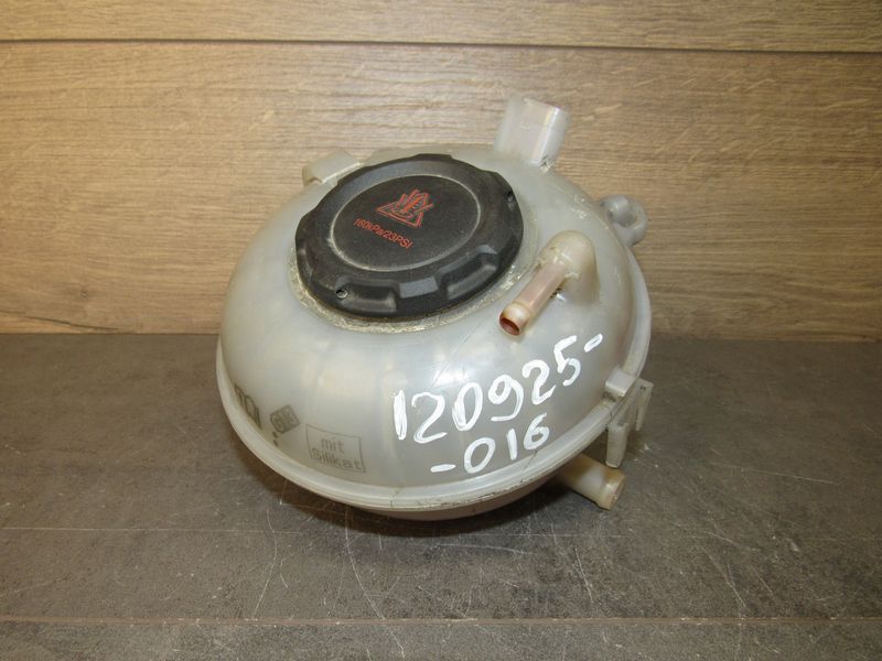 бачок расширительный Volkswagen Golf 7 поколение 2016, 5Q0121407G - фото №1