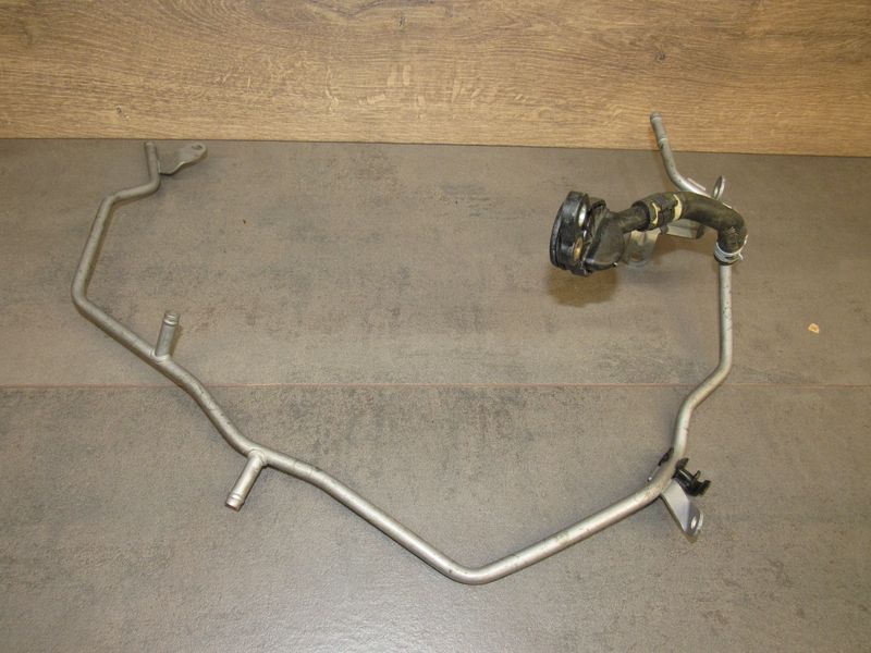 трубка охлаждающей жидкости Volkswagen Tiguan 2 поколение 2018, 2.0 л., бензин, 06K121075BA - фото №1