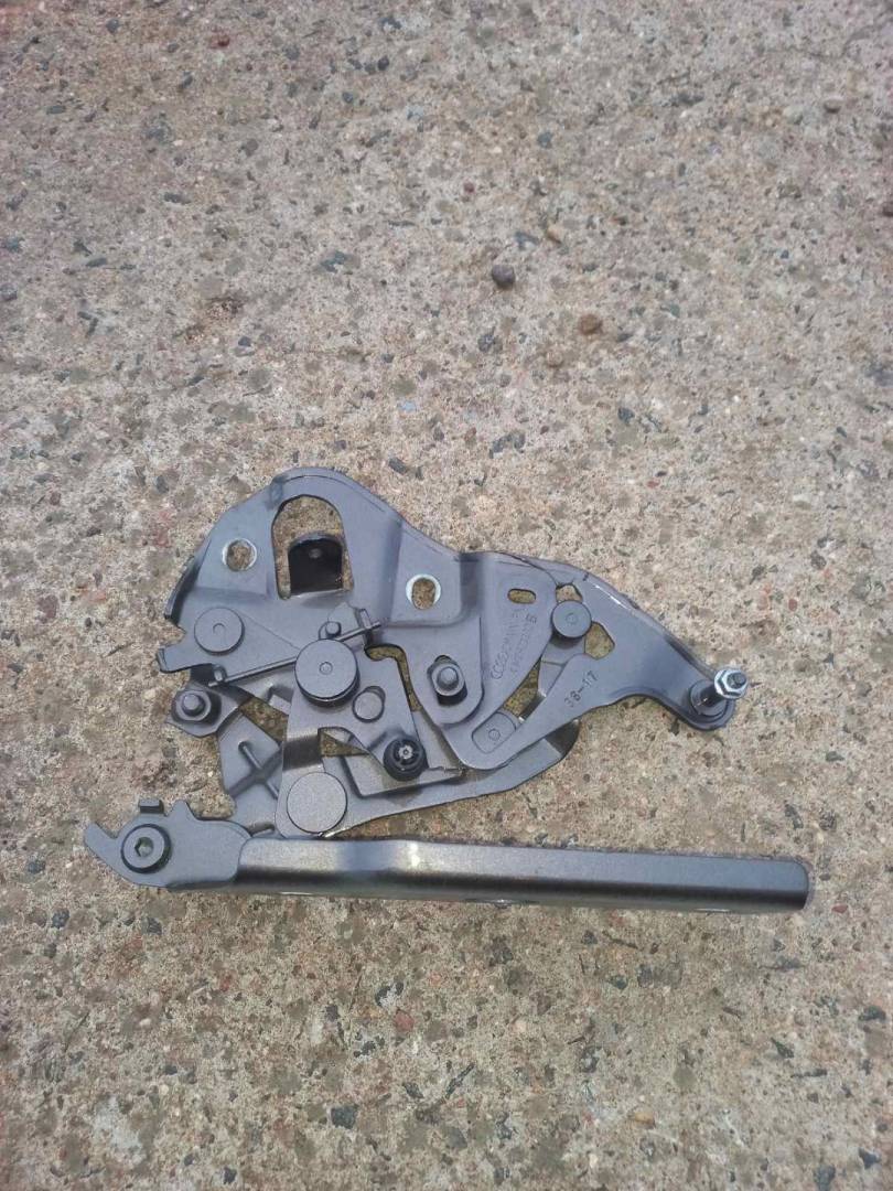 петля капота правая Audi Q7 4M 2016, 4M0823302B - фото №1