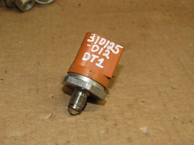 датчик давления топлива Audi A4 B8/8K 2009, 2.0 л., дизель, 06J906051D - фото №1