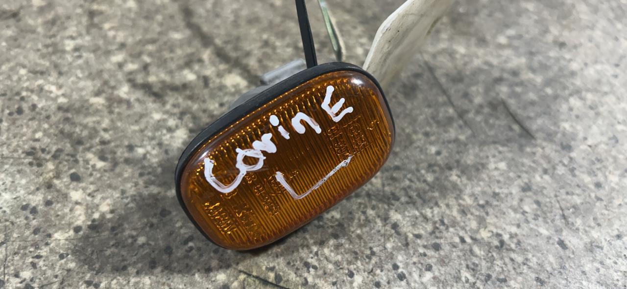 повторитель поворота на крыле левый Toyota Carina E 1 поколение (1992 - 1998) - фото №1