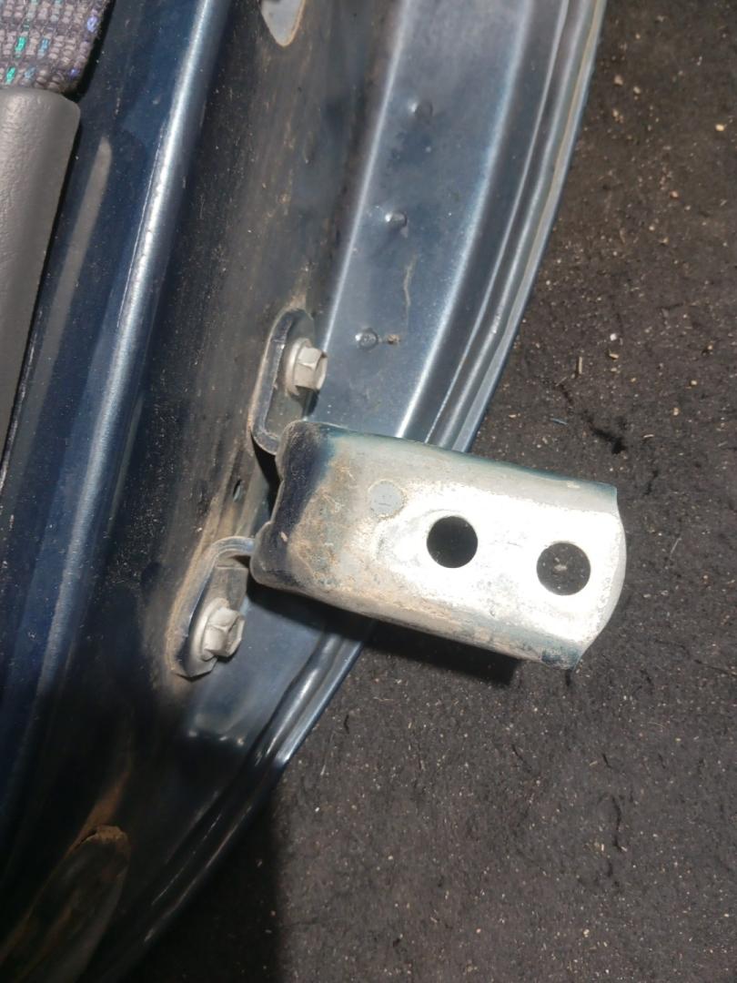 петля двери Toyota Carina E 1 поколение (1992 - 1998) - фото №1