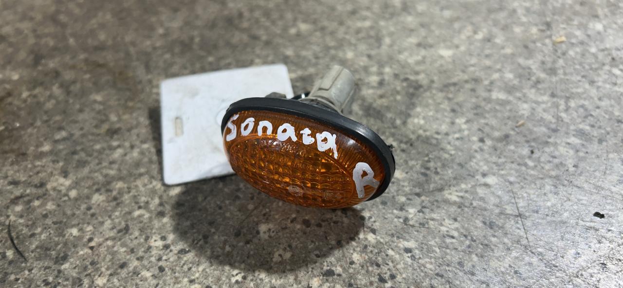 повторитель поворота на крыле правый Hyundai Sonata Y3 (1993 - 1996) - фото №1