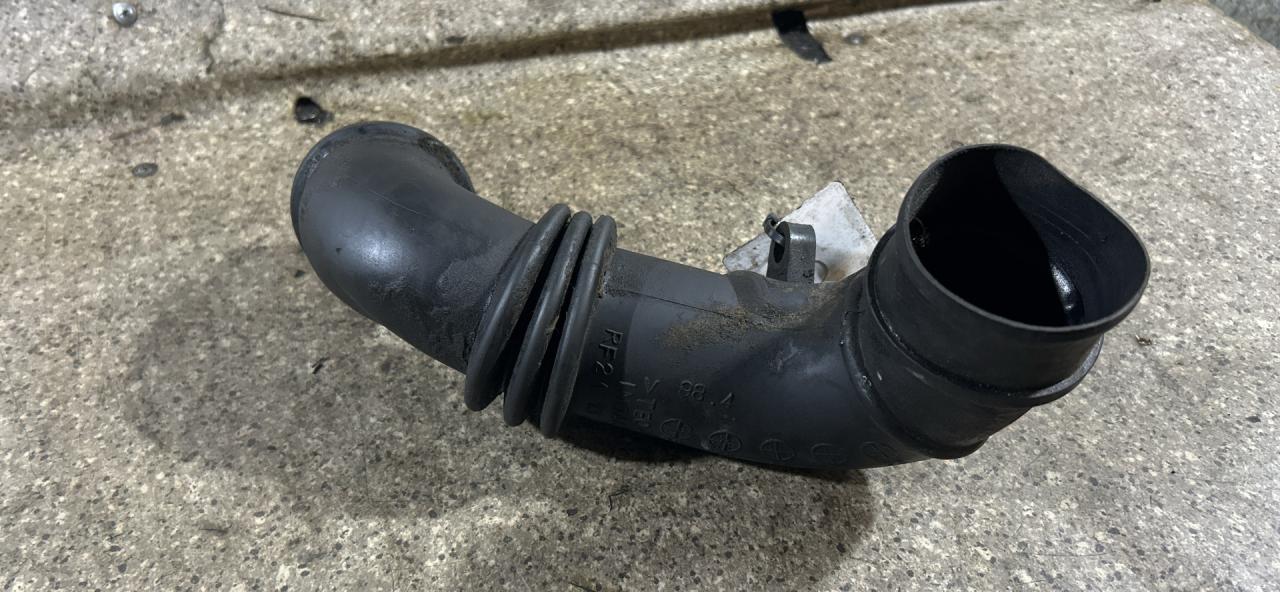 патрубок воздушного фильтра Mazda 626 GF (1997 - 1999), 2.0 л., TD, RF-2A, дизель, МКПП, RF2A13221 - фото №1