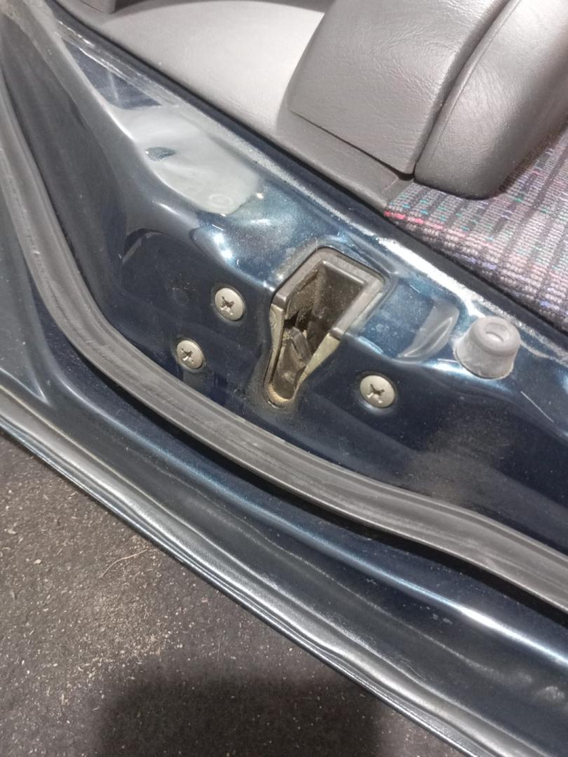 замок двери передней правой Toyota Carina E 1 поколение (1992 - 1998) - фото №1