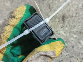 кнопка стеклоподъемника двери задней правой Audi 80 8C/B4 (1991 - 1996)