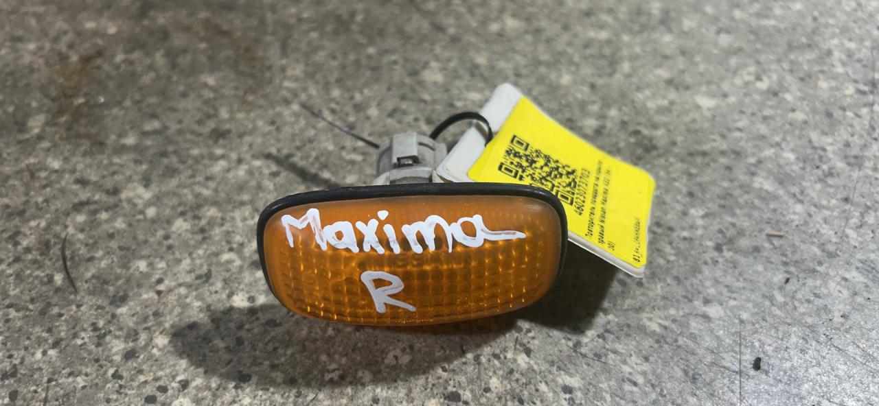 повторитель поворота на крыле правый Nissan Maxima A32 (1995 - 2000) - фото №1