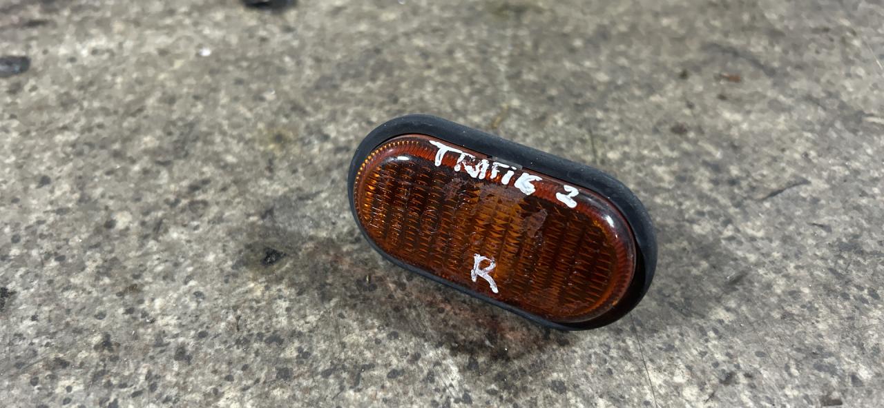 повторитель поворота на крыле правый Renault Trafic 2 поколение (2001 - 2006) - фото №1