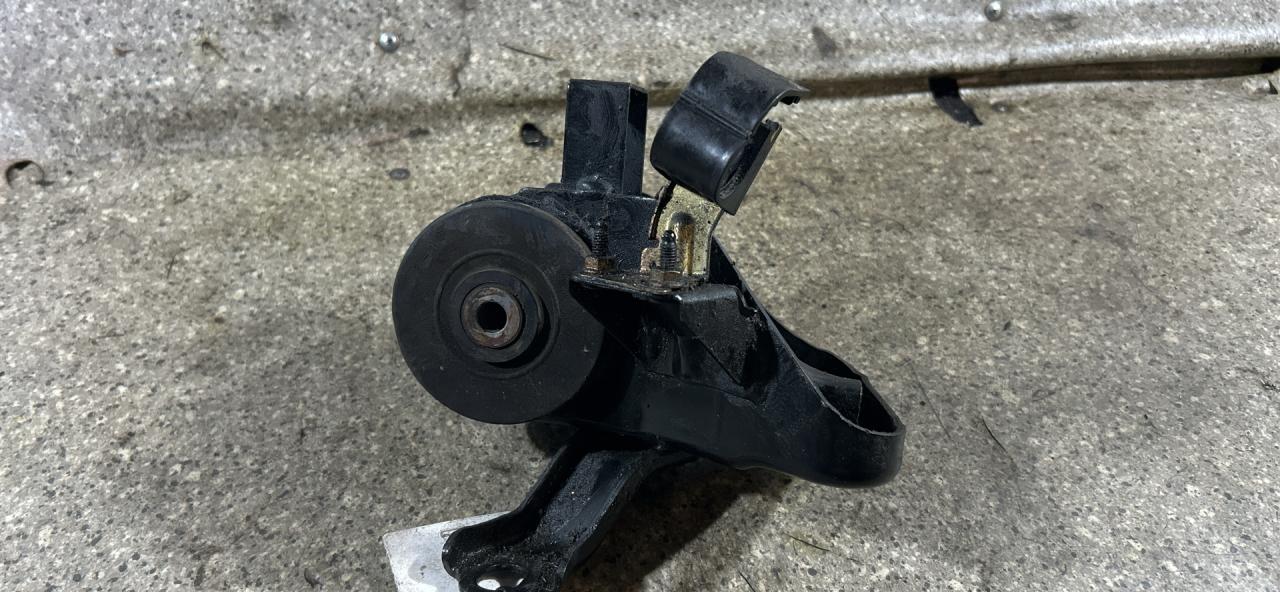 подушка крепления КПП Mazda 626 GF (1997 - 1999), 2.0 л., TD, RF-2A, дизель, МКПП - фото №1