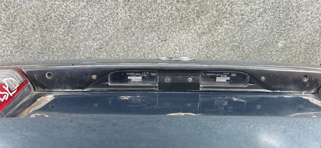 накладка подсветки номера Toyota Carina E 1 поколение (1992 - 1998), седан - фото №1