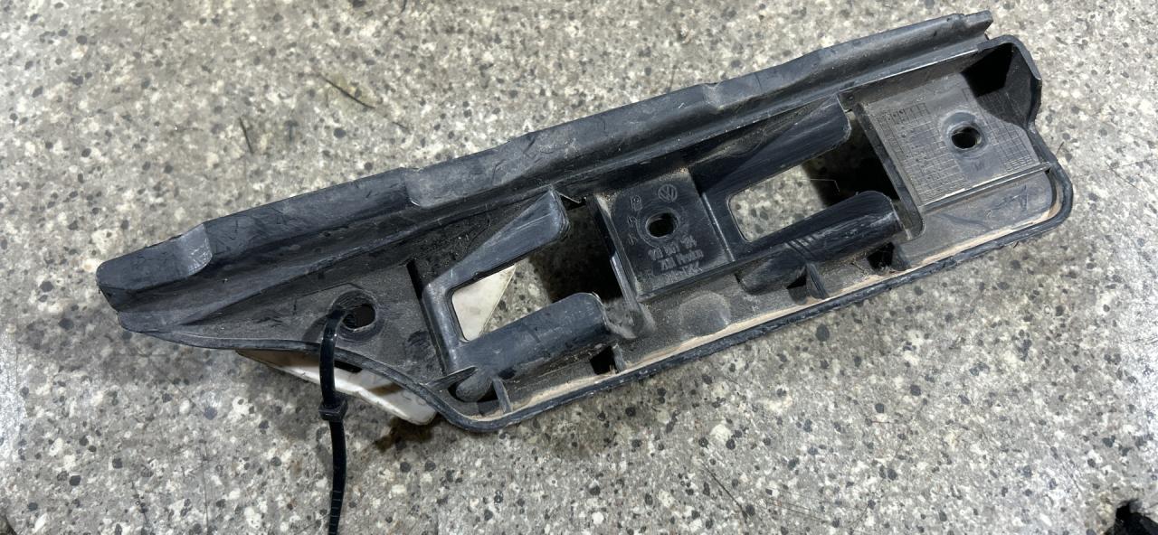 Крепление бампера переднего Volkswagen Jetta 5 поколение (2005 - 2011), 1K0807184 - фото №1