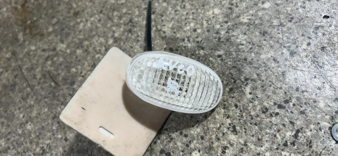 повторитель поворота на крыле правый Chevrolet Aveo T200 (2003 - 2008) - фото №1