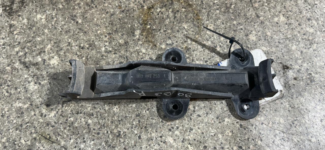 Крепление бампера переднего Audi 90 89/B3 1990, 893807253 - фото №1