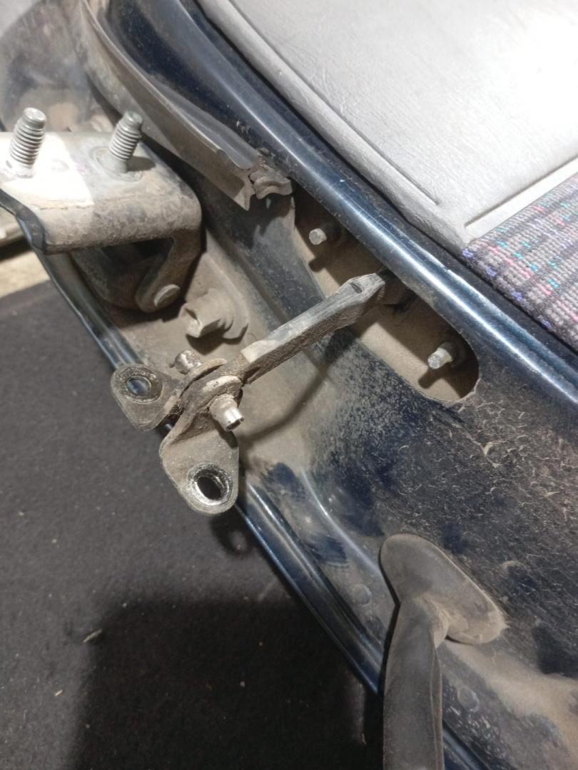 ограничитель открывания двери Toyota Carina E 1 поколение (1992 - 1998), седан - фото №1