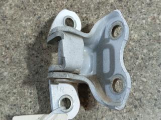 петля двери Toyota Verso 1 поколение [рестайлинг] (2012 - 2015)