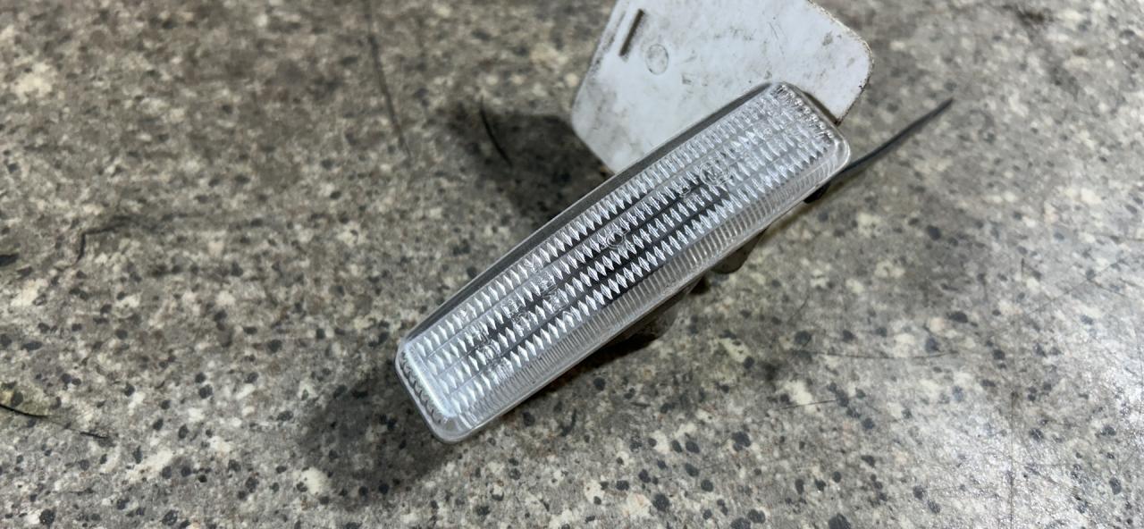 повторитель поворота на крыле левый BMW 5 серия E39 (1995 - 2000) - фото №1