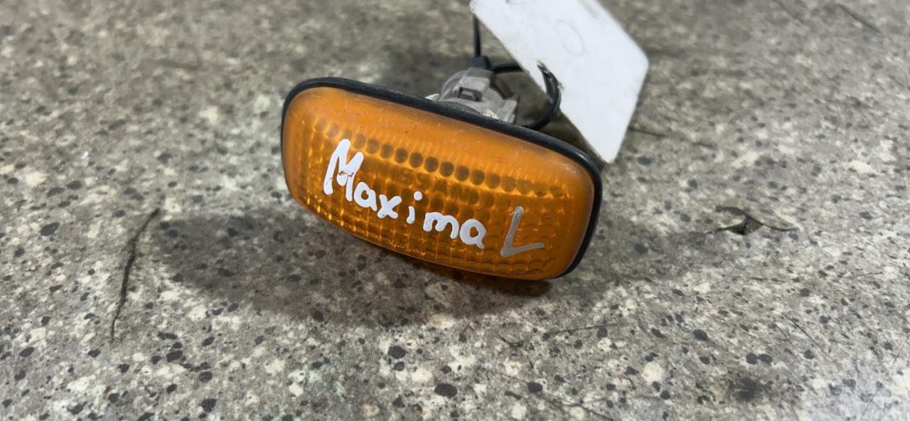 повторитель поворота на крыле левый Nissan Maxima A32 (1995 - 2000) - фото №1