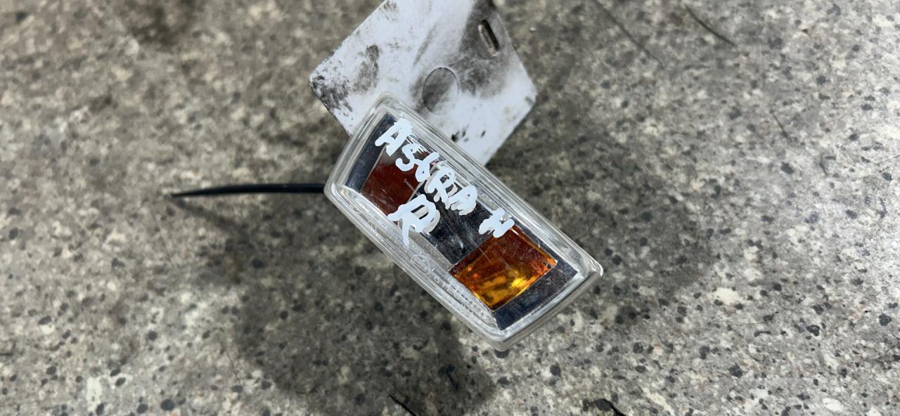 повторитель поворота на крыле правый Opel Astra H (2004 - 2007) - фото №1