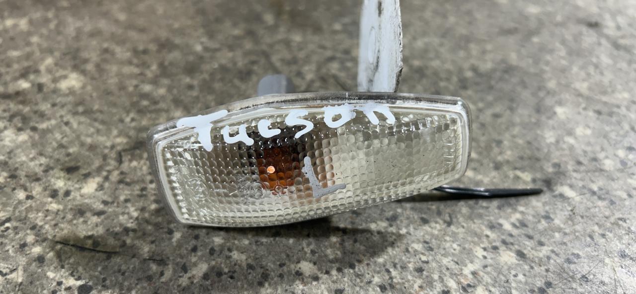 повторитель поворота на крыле левый Hyundai Tucson 1 поколение (2004 - 2010) - фото №1