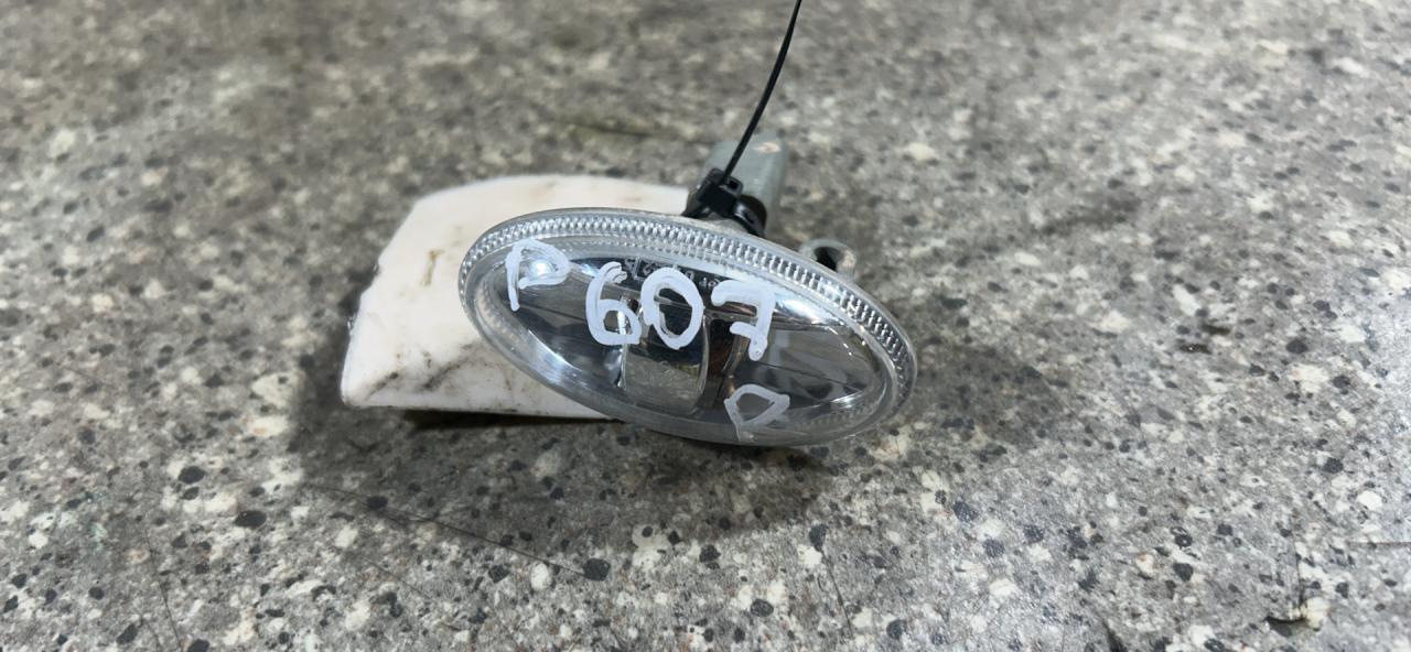 повторитель поворота на крыле правый Peugeot 607 1 поколение (2000 - 2004) - фото №1