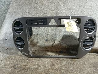 Декоративная накладка центральной консоли Volkswagen Tiguan 1 поколение (2007 - 2011), 5M0858071K