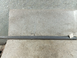 молдинг двери передней левой Volkswagen Passat B6 (2005 - 2010)