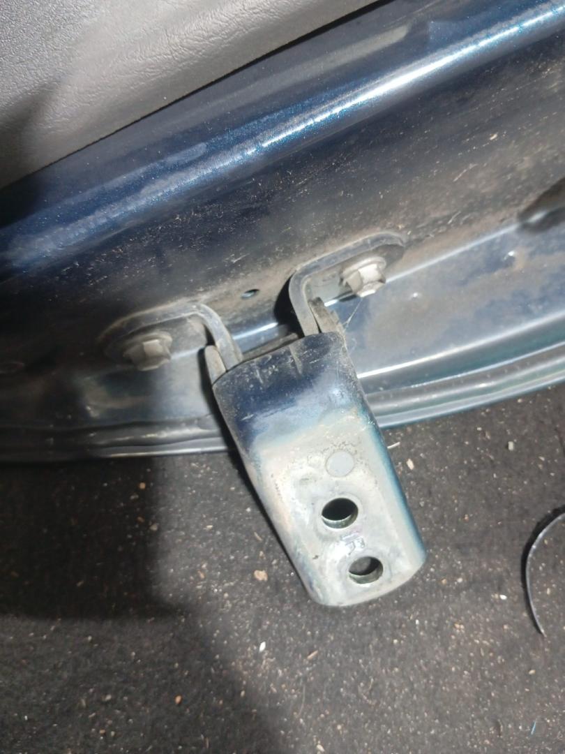 петля двери Toyota Carina E 1 поколение (1992 - 1998) - фото №1