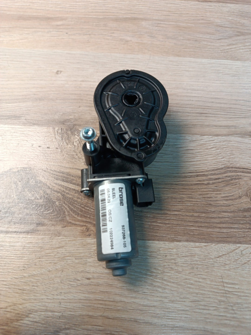 моторчик регулировки сиденья BMW X5 G05 2022, 3.0 л., B58B30C, бензин, АКПП, c27(arktis-grau brillanteffekt), внедорожник 5 дв., полный привод, правый руль, 52107314218, 7314218, 937267, 921864, D3908, 937267-106, 1001669605, 921863, 921863-104 - фото №1