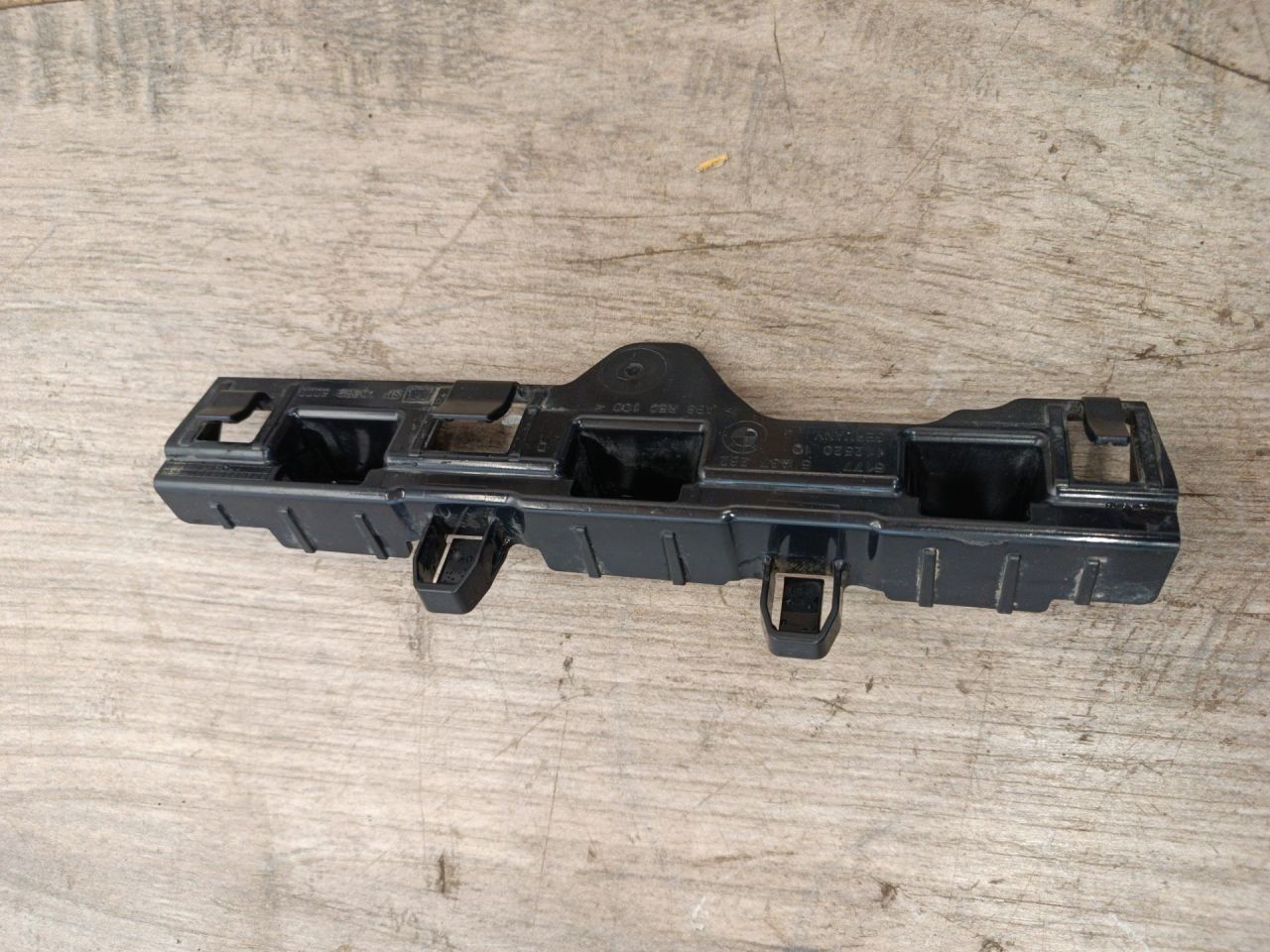 крепление ( кронштейн ) крыла BMW 5 серия G60/G61 2024, 2.0 л., b48b20s, бензин, АКПП, с4а, седан, полный привод, 51775A37262, 5A37262 - фото №1