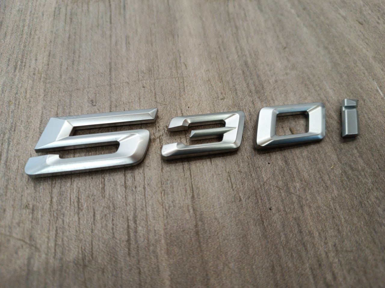 эмблема BMW 5 серия G60/G61 2024, 2.0 л., b48b20s, бензин, АКПП, с4а, седан, полный привод, 5A0C8A7, 51145A0C8A7 - фото №1