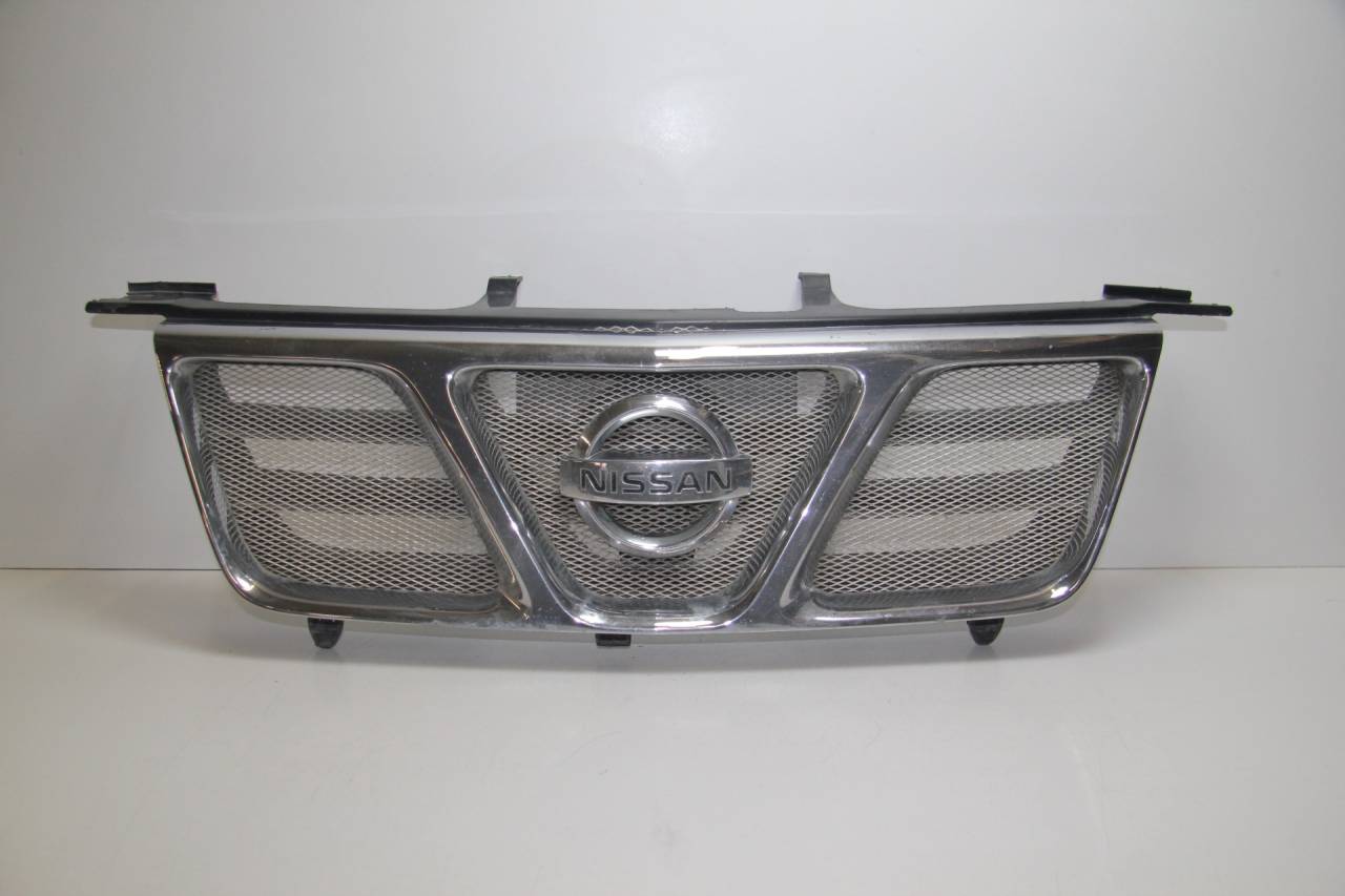 решетка радиатора Nissan X-Trail T30 NT30 2003, 2.5 л., QR25DE, бензин, АКПП, светло-серый, универсал, полный привод, 623108H700 - фото №1