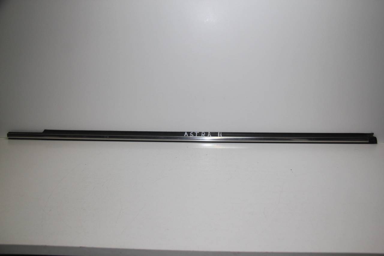 Уплотнитель стекла Opel Astra H B16 2007, 1.6 л., Z 16 XER, бензин, МКПП, черный, купе, передний привод - фото №1