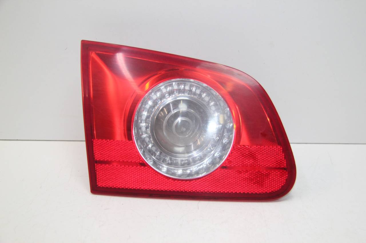 фонарь крышки багажника левый Volkswagen Passat B6 3C5 2008, 2.0 л., BPY, бензин, АКПП, серебристый, универсал, передний привод, 3C9945093A - фото №1