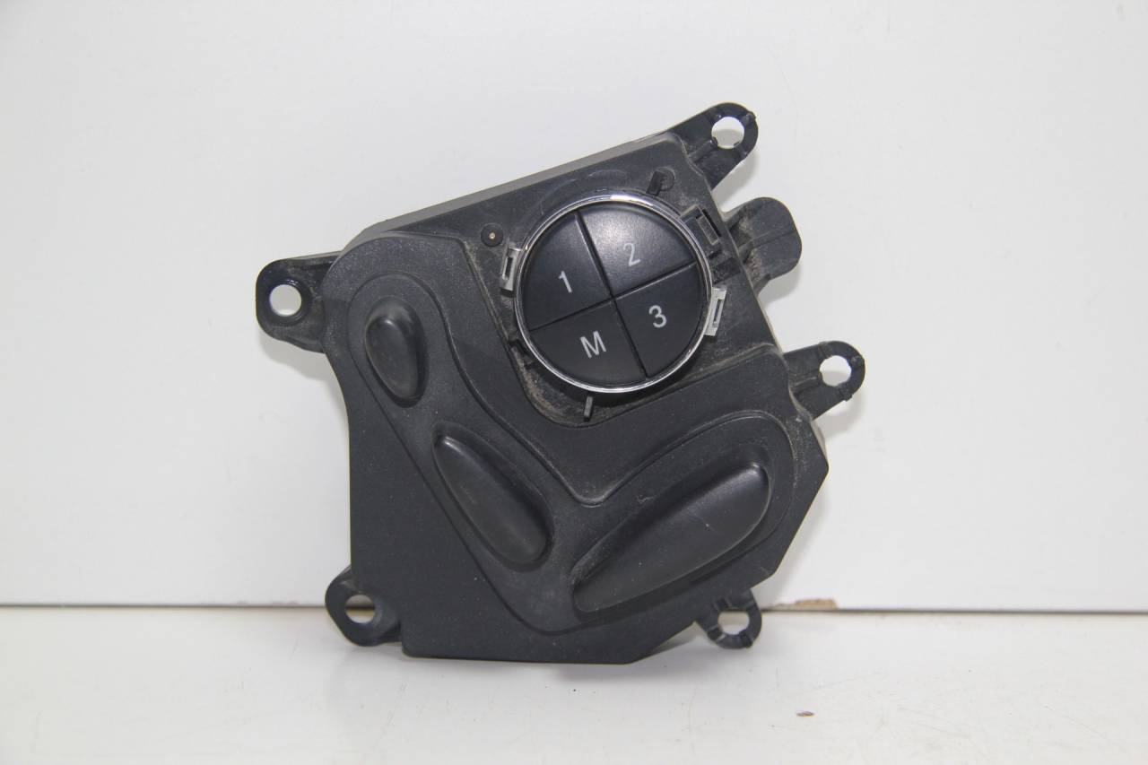 блок управления сиденьем Mercedes-Benz CLS-Класс C219 2004, 3.5 л., M272 E35, бензин, АКПП, бежевый, седан, задний привод, 2118217979 - фото №1