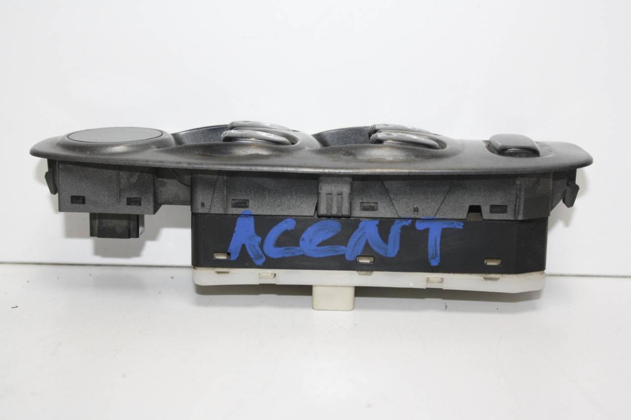 блок управления стеклоподъемниками Hyundai Accent 2 поколение (LC) LC 2001, 1.5 л., бензин, МКПП, синий, седан - фото №1